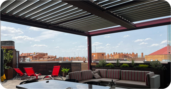 terraza con pérgolas bioclimáticas retráctiles Durmi